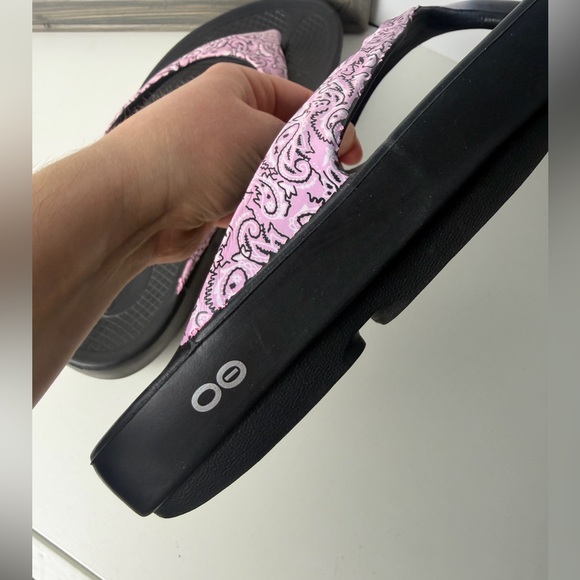 OOFOS OOlala Limited Sandals black and pink bandana pattern - Picture 5 of 8